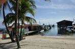Praia em San Pedro, cheia de restaurantes, piers e lojas, em Belize